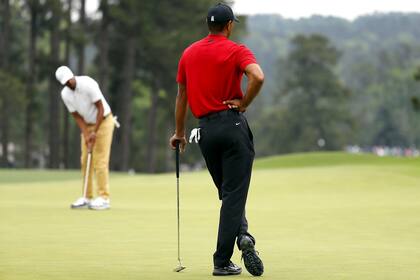 Tiger Woods espera el tiro de Tony Finau en el Master de Augusta