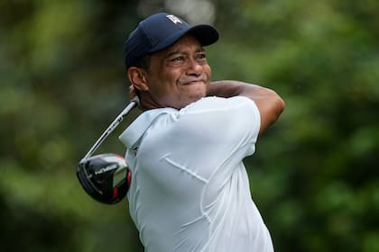 Tiger Woods golpea durante la primera vuelta del Masters de Augusta, donde comenzó mal, sufrió por dolores y se recuperó.