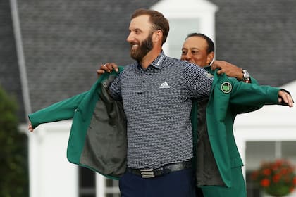 Tiger Woods le coloca el saco verde al ganador del Masters de Augusta, Dustin Johnson