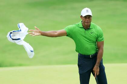 Tiger Woods luchó la vuelta y terminó bajo el par
