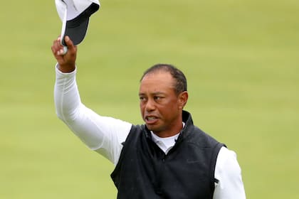 Tiger Woods saluda tras su segunda eliminación consecutiva en majors a manos del corte clasificatorio; venía de fracasar en el PGA Championship.