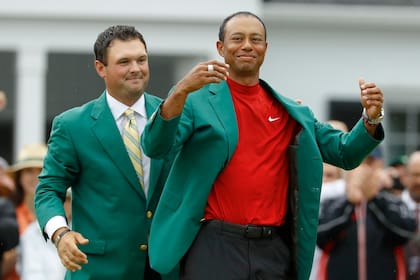 La vuelta de un clásico: Tiger Woods se prueba el tradicional saco verde de los campeones del Master de Augusta