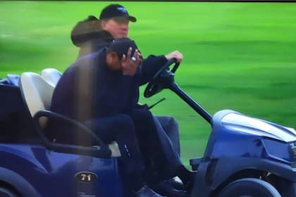 Tiger Woods se retiró en un carrito tras su golpe de salida en el hoyo 7 en la segunda jornada del Genesis Invitational, en California; se desconoce el motivo.
