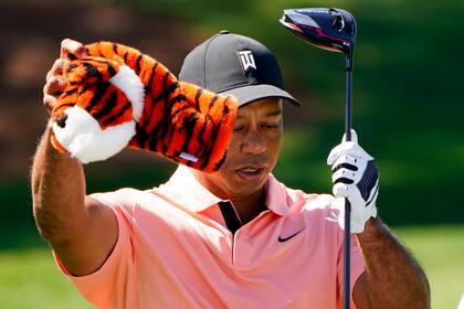 Tiger Woods toma un palo durante una práctica del Masters de golf, el domingo 3 de abril de 2022, en Augusta, Georgia. (AP Foto/Matt Slocum)
