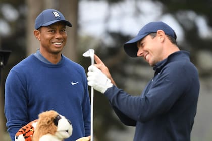 Tiger Woods y Rory McIlroy, durante la primera ronda del PGA Championship de 2020 en TPC Harding Park, en California; rivales dentro de la cancha y amigos afuera