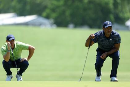 Tiger Woods y Rory McIlroy examinan la caída del sexto hoyo, durante la primera vuelta del PGA Championship, segundo major del año que se disputa en Tulsa (Oklahoma, Estados Unidos).