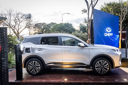 TIGGO 7 CSH permite combinar la conducción eléctrica para trayectos cotidianos con la autonomía y versatilidad necesarias para realizar viajes de mayor distancia.