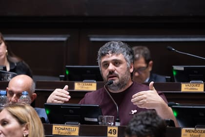 Tignanelli, ayer, en la sesión ordinaria de la Cámara de Diputados bonaerense en la que se aprobó la "Ley Ema", de prevención contra la violencia digital en las escuelas