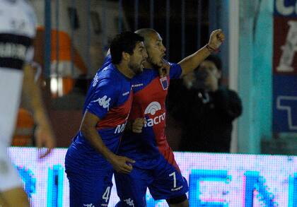 Tigre volvió a festejar con el gol de Luna