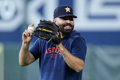 Tigres firman al diestro mexicano Urquidy por un año y un millón de dólares