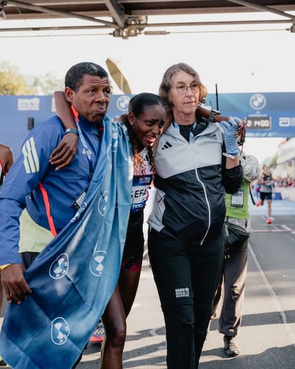 Tigst Assefa se consagró campeona, pese a sufrir una rotura completa y compleja del tendón de Aquiles de la pierna derecha (Foto: Instagram/@berlinmarathon)