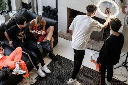 TikTok convierte a cualquier persona con un celular inteligente en un potencial creador de contenido