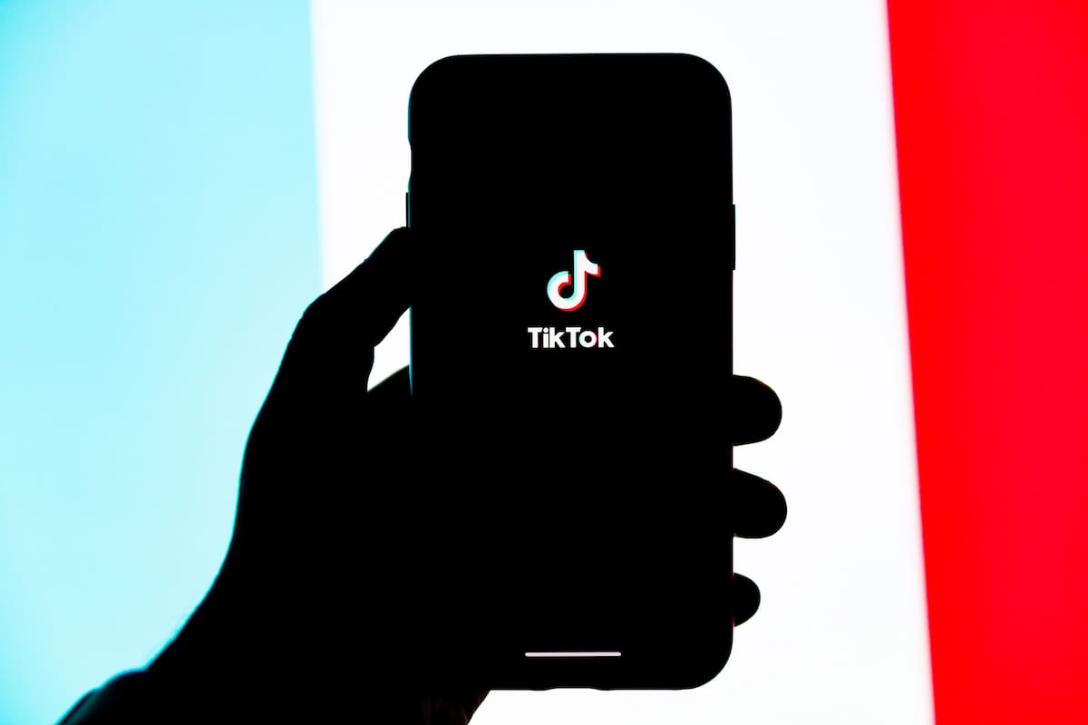TikTok enfrenta una investigación por su impacto en la salud mental de los adolescentes. Foto: Solen Feyissa/Unsplash
