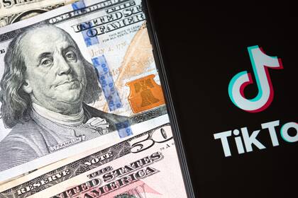 TikTok es la primera aplicación que no es un juego en llegar a los 10.000 millones de dólares de facturación; según la firma Data.ai, es por las donaciones que los usuarios le hacen a los creadores de contenido