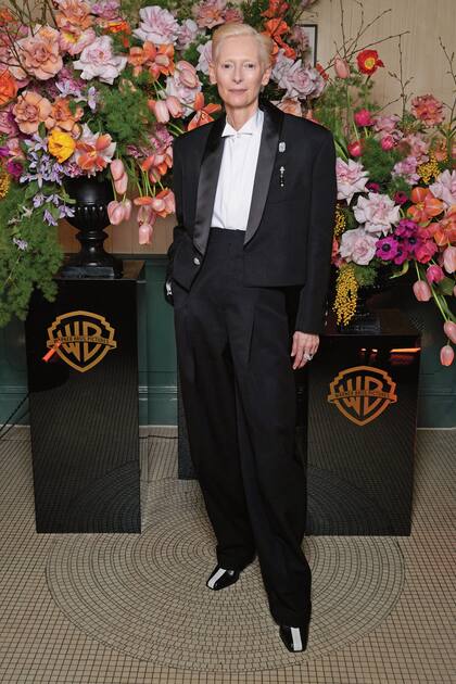 Tilda Swinton con un smoking Chanel, en la fiesta de Warner
Bros después de la gala de los BAFTA