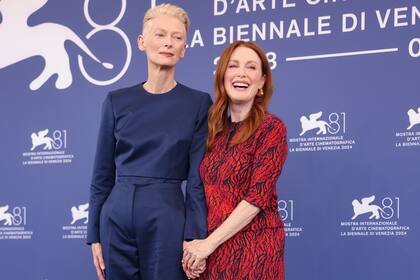 Tilda Swinton, izquierda, y Julianne Moore posan en la sesión fotográfica de la película 'The Room Next Door' durante la 81ª edición del Festival de Cine de Venecia en Venecia, Italia, el lunes 2 de septiembre de 2024. (Foto Vianney Le Caer/Invision/AP)