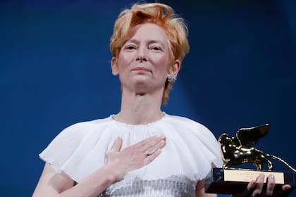 Tilda Swinton recibió un premio a la trayectoria y recordó a Chadwick Boseman en el Festival de Venecia