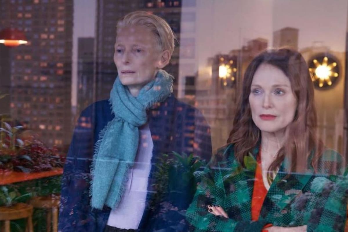 Tilda Swinton y Julianne Moore son la protagonistas de La habitación de al lado, la flamante película de Pedro Almodóvar, que tendrá su premiere mundial en el Festival de Venecia que comienza la próxima semana