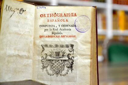 Tildes, haches y ves: las razones históricas sobre por qué discutimos tanto sobre ortografía. Primera ortografía académica, 1741