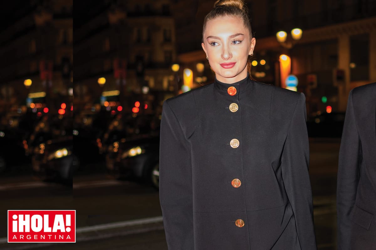 "Tildie", como la llaman sus amigos, con un minivestido-abrigo de Balenciaga, saliendo de una de las fiestas realizadas durante el Paris Fashion Week, en 2020.