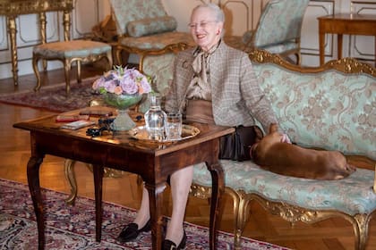 Tilia, la perra salchicha del difunto príncipe Enrique, acompañó a la reina durante la entrevista