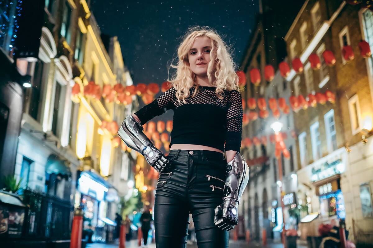 Tilly Lockey con sus dos brazos robóticos