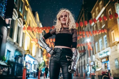 Tilly Lockey con sus dos brazos robóticos