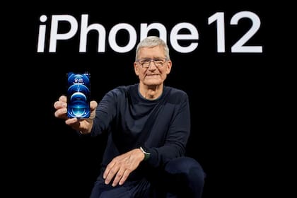 Tim Cook, CEO de Apple, en la presentación oficial del iPhone 12, un teléfono que podría llegar a costar alrededor de 200 mil pesos argentinos en su versión más completa
