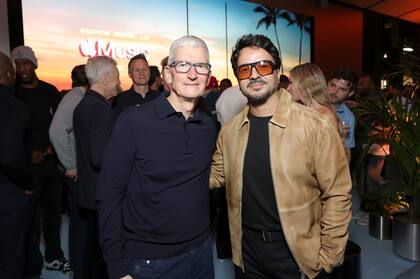 Tim Cook, CEO de Apple, junto a Luis Fonsi
