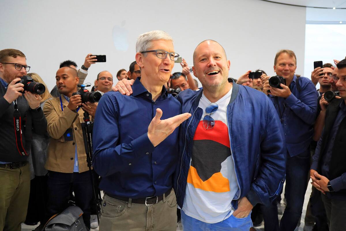 Tim Cook con Jony Ive antes de la salida del diseñador