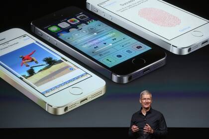 Tim Cook durante la presentación del iPhone 5S hace cinco años, un modelo que el iOS 12 promete agilizar el funcionamiento de las aplicaciones y la cámara de fotos