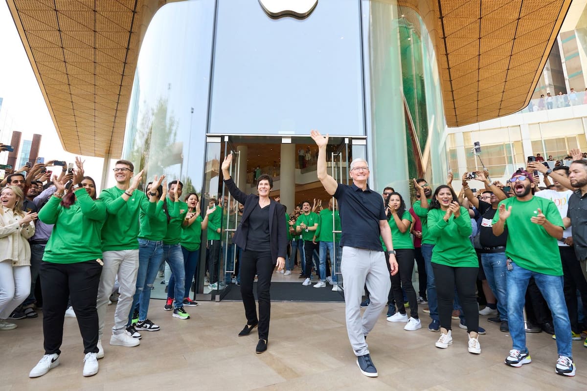 Tim Cook inaugura la primera Apple Store en India, donde la multinacional opera desde hace más de 25 años