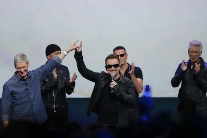 Tim Cook junto a Bono durante el lanzamiento del disco Songs of Innocence de U2 durante el cierre del evento de Apple
