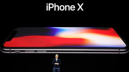 Tim Cook junto al iPhone X