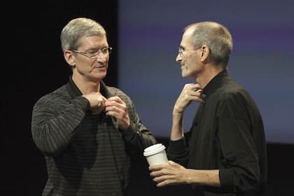 Tim Cook y Steve Jobs en 2010, durante una conferencia de prensa