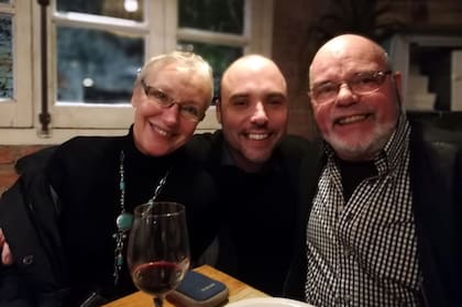 Tim, disfrutando de una velada argentina junto a sus padres -que también eligieron la Argentina para vivir - en Villa Gral. Belgrano, un lugar que el joven alemán también considera su hogar.
