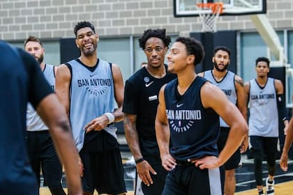 Tim Duncan siempre está cerca de la práctica de los Spurs