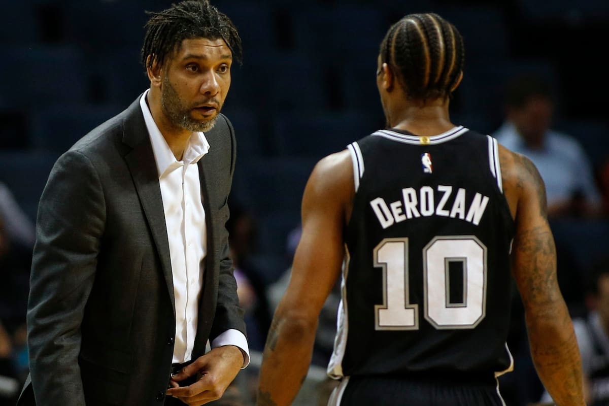 Tim Duncan tuvo que reemplazar a Gregg Popovich ante los Hornets y los Spurs ganaron 104-103