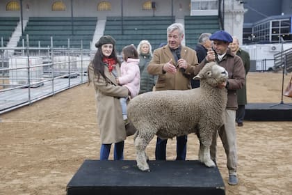 Tim Payne posa para las fotos. Atrás, la cabañera Florencia Gibson y el presidente de la Rural, Nicolás Pino