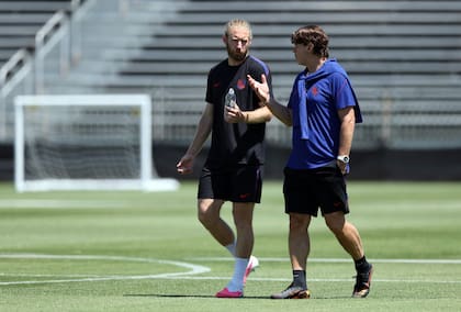 Tim Ream, líder de la defensa y capitán de Estados Unidos, charla con Mauricio Pochettino, el entrenador argentino del equipo