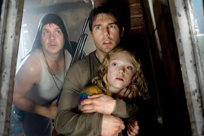 Tim Robbins, Tom Cruise y Dakota Fanning en una escena de La guerra de los mundos