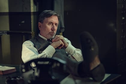 Tim Roth es John Beckett, enviado por el Tercer Reich como custodia de un cargamento de dinero falso destinado a Gran Bretaña.