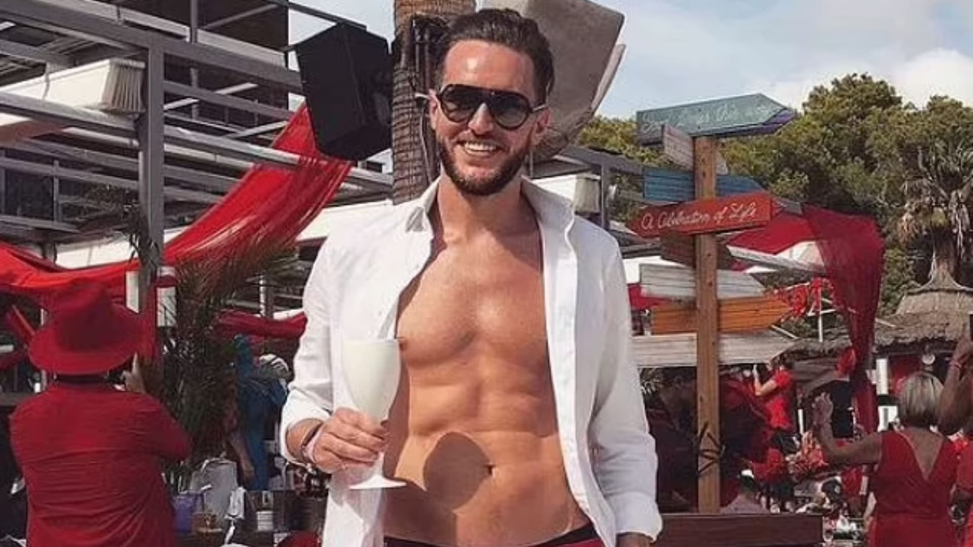 Tim Stokely tiene un estilo de vida suntuoso