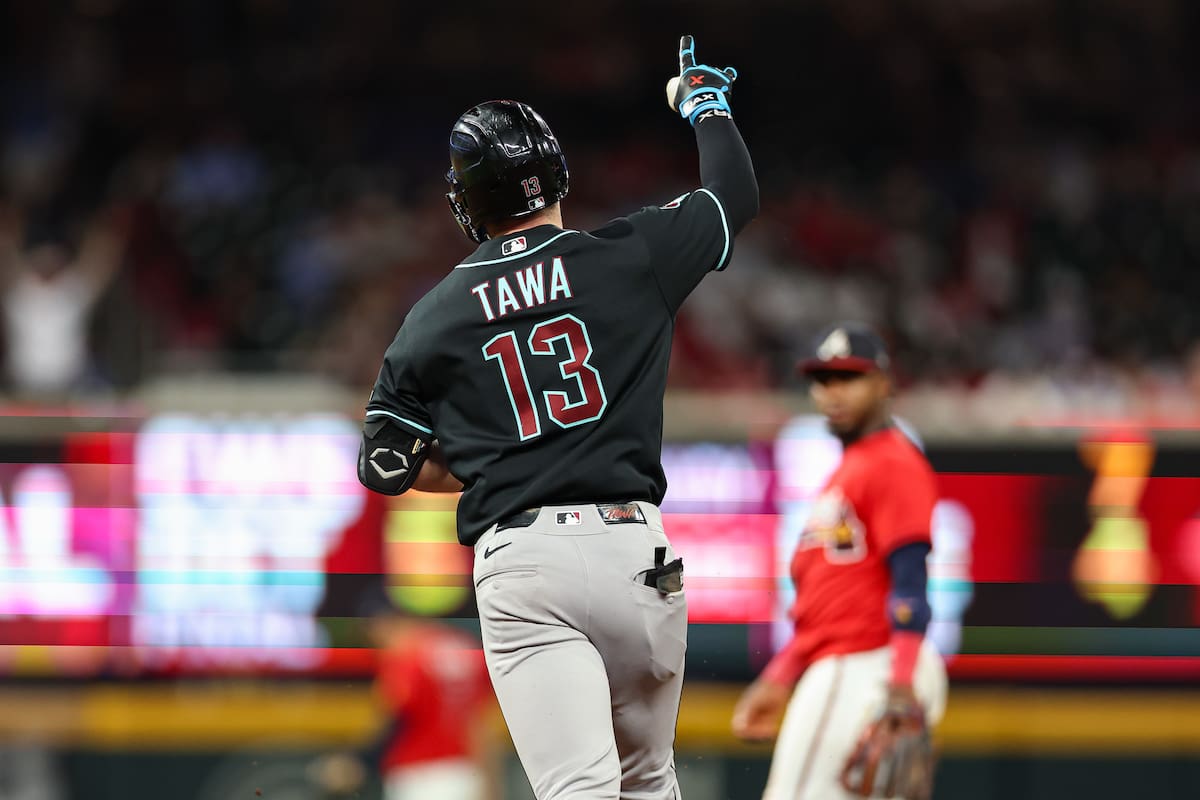 Tim Tawa (13), de los Diamondbacks de Arizona, celebra mientras recorre las bases después de batear