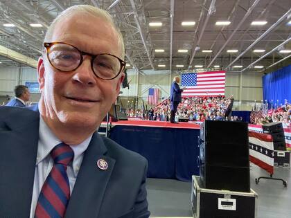 Tim Walberg es republicano y representa a Michigan