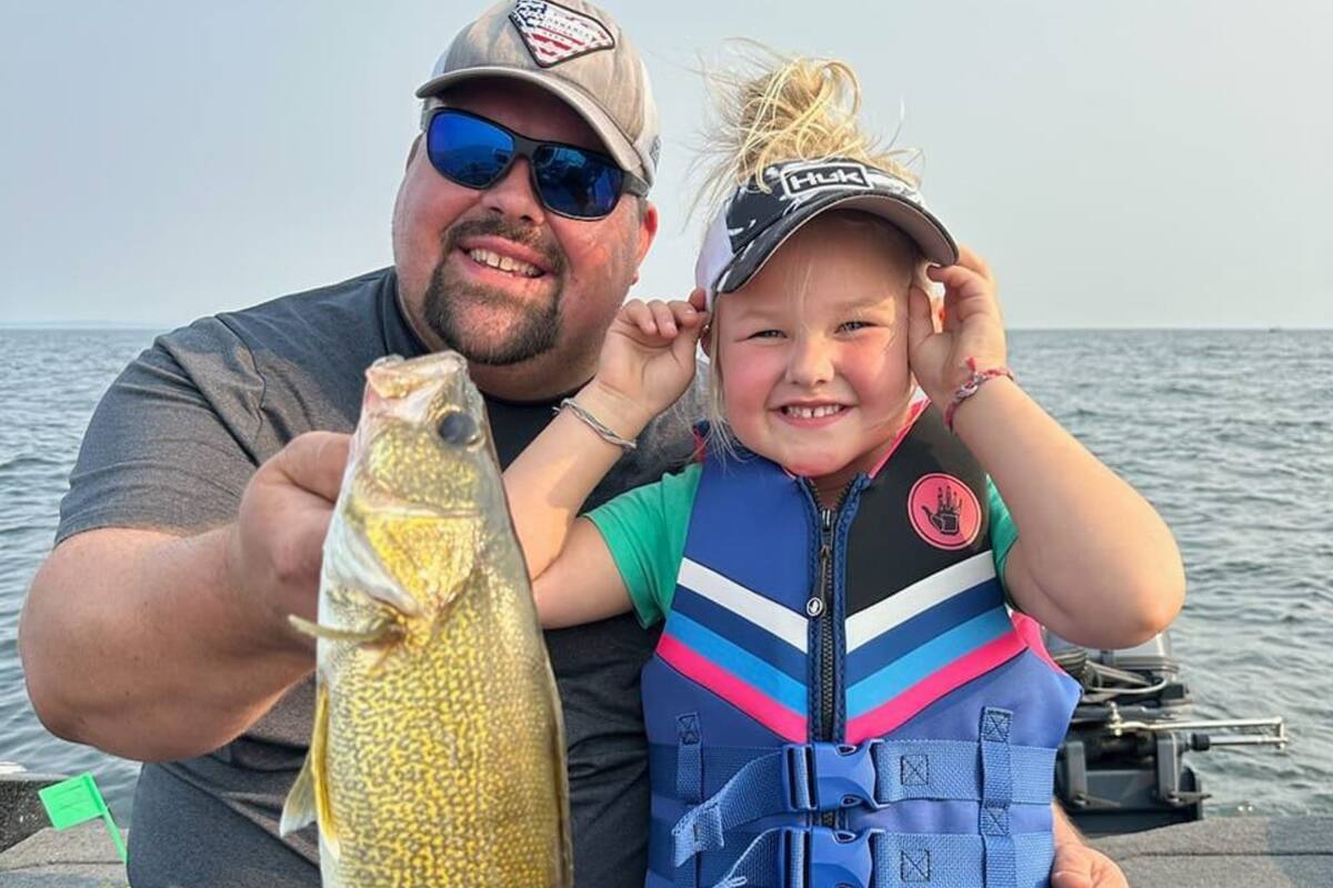 Tim Wollak y su hija posan en una foto; su descubrimiento dejó sorprendidas a muchas personas