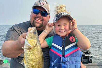 Tim Wollak y su hija posan en una foto; su descubrimiento dejó sorprendidas a muchas personas