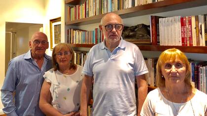 Timerman junto a familiares de la AMIA el 5 de enero