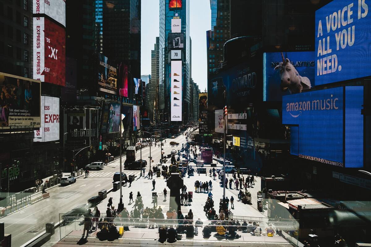 Times Square, y una postal casi desolada, acostumbrada a las multitudes y las ofertas de los teatros, hoy cerrados