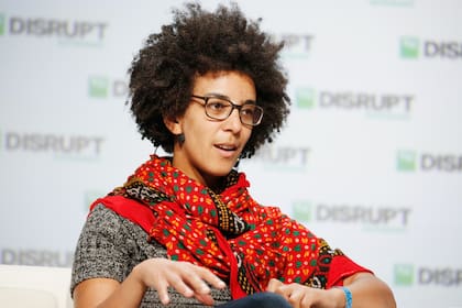 Timnit Gebru da una conferencia en el TechCrunch Disrupt SF 2018 en San Francisco, California